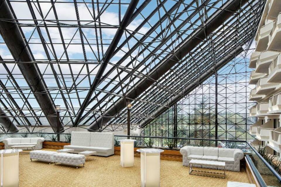 DoubleTree by Hilton Hotel Newark Airport 5