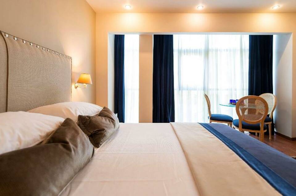 Best Western Plus Embassy Hotel 1