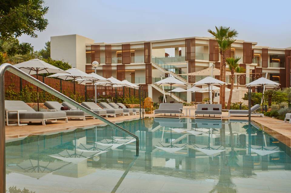 The Club Cala San Miguel Hotel Ibiza, Curio Collection by Hilton inkl. Mietwagen 1
