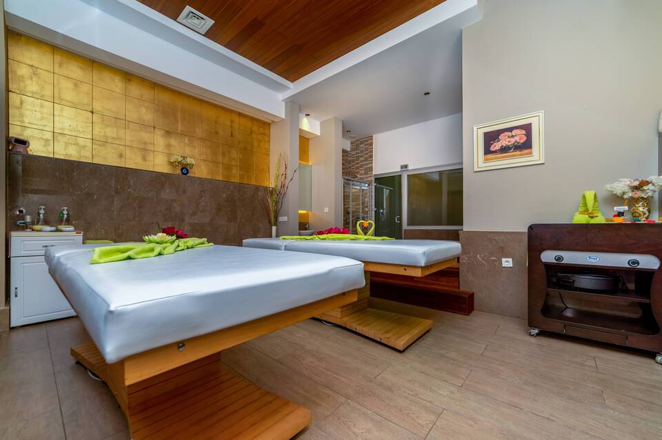 Commodore Elite Suites & Spa 2