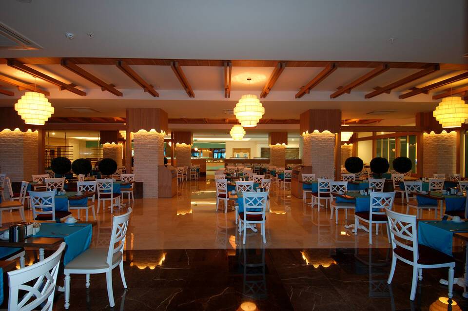 Commodore Elite Suites & Spa 4