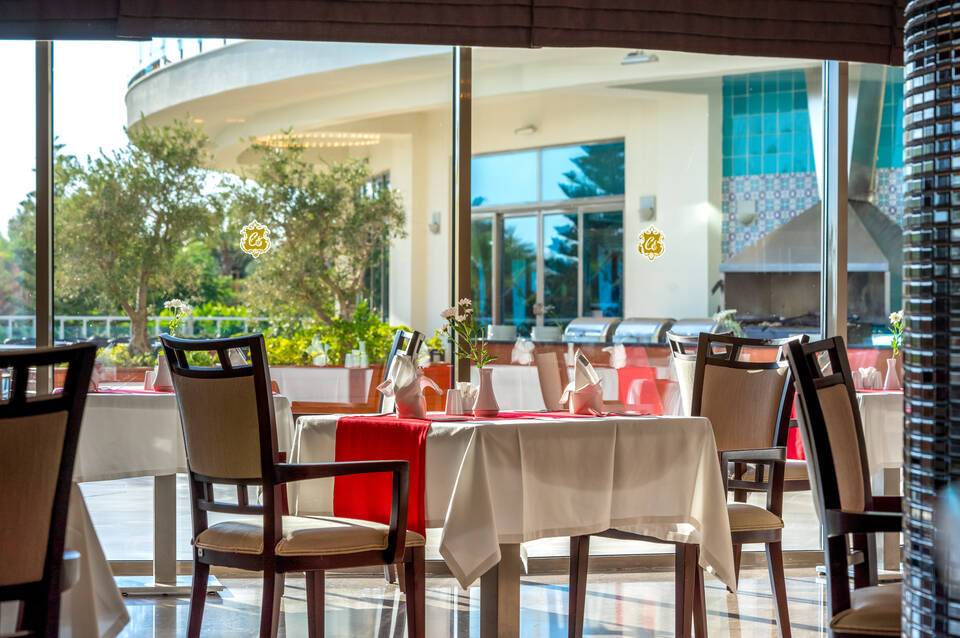 Commodore Elite Suites & Spa 5