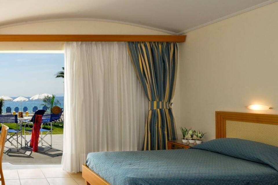 Kinetta Beach Resort & Spa 3