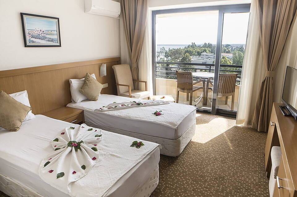 The Holiday Resort Hotel 4