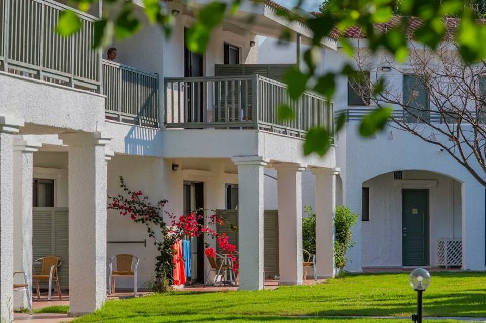 Golden Coast Hotel & Bungalows 5