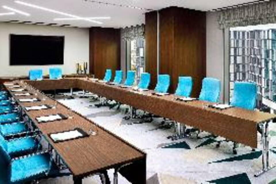 Holiday Inn Dubai Al-Maktoum Airport 1