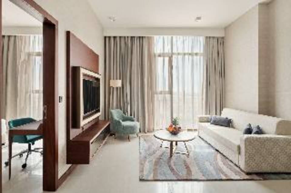 Holiday Inn Dubai Al-Maktoum Airport 3