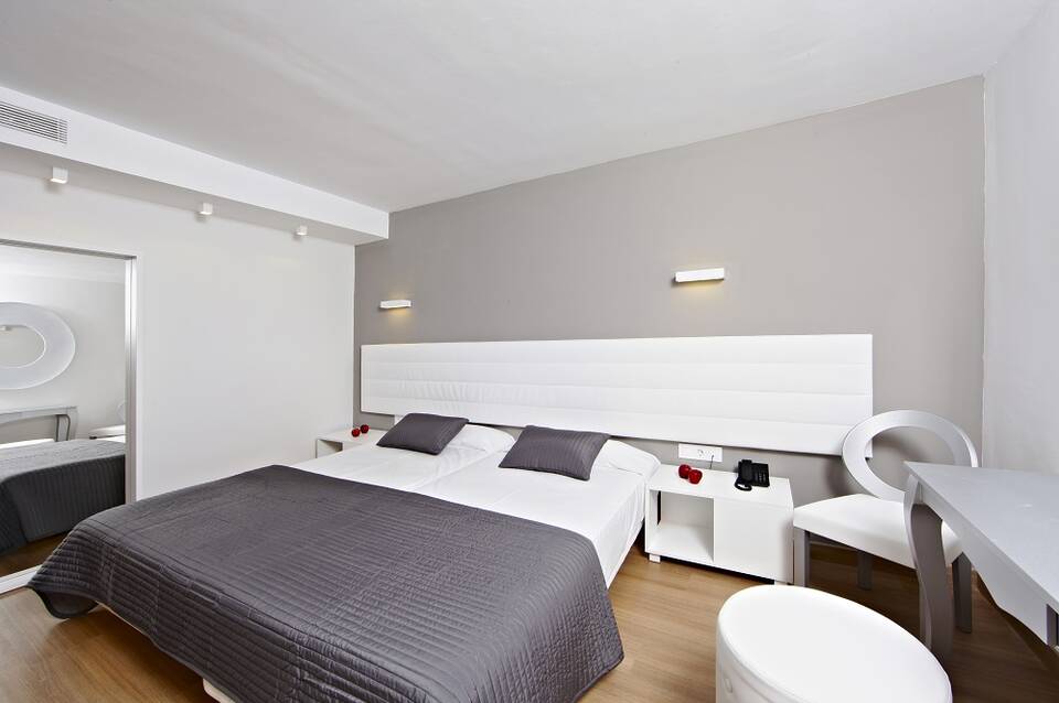 Hotel & Spa S'Entrador Playa  3