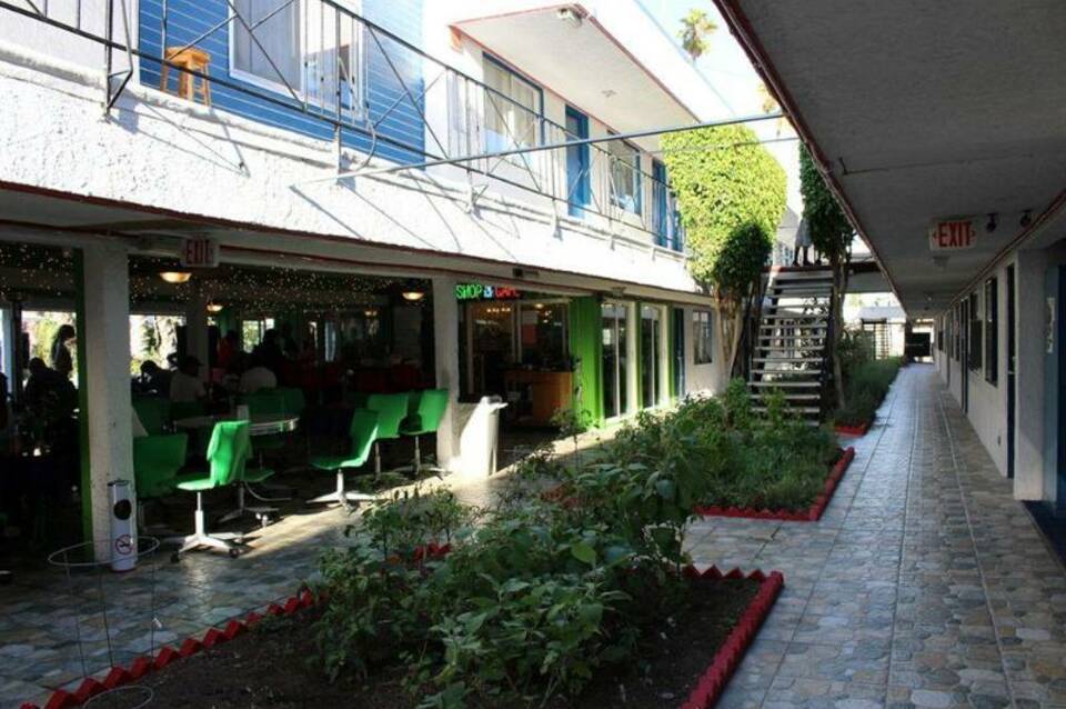 Tradewinds Airport Hotel 4