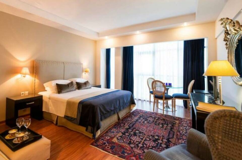 Best Western Plus Embassy Hotel 3