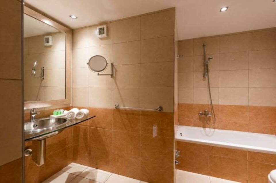 Best Western Plus Embassy Hotel 4