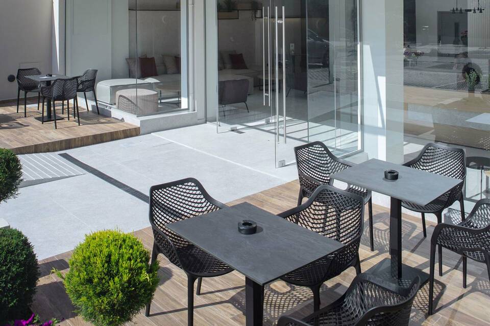 The City Hotel & Suites 3