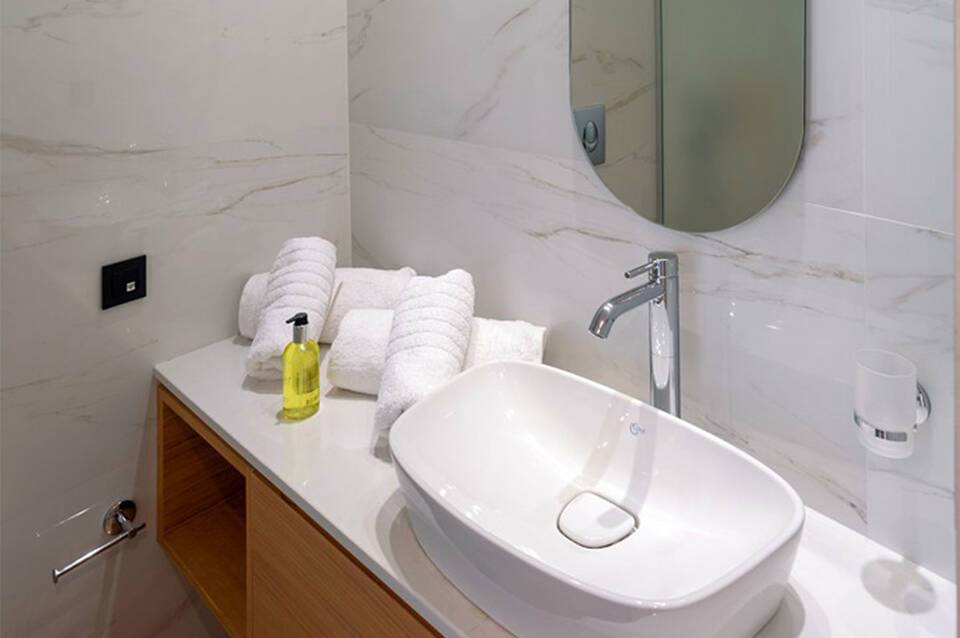 The City Hotel & Suites 4
