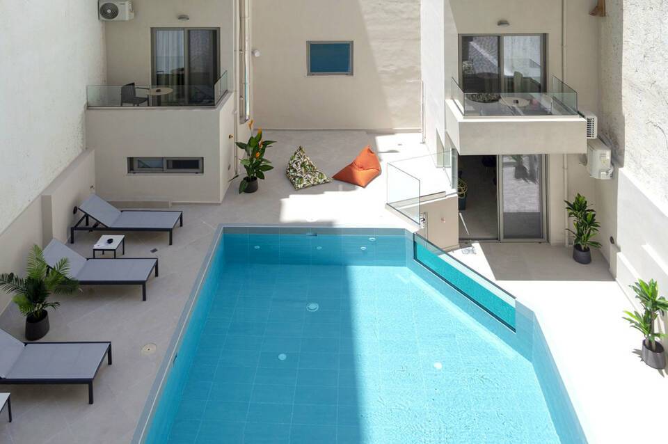 The City Hotel & Suites 5