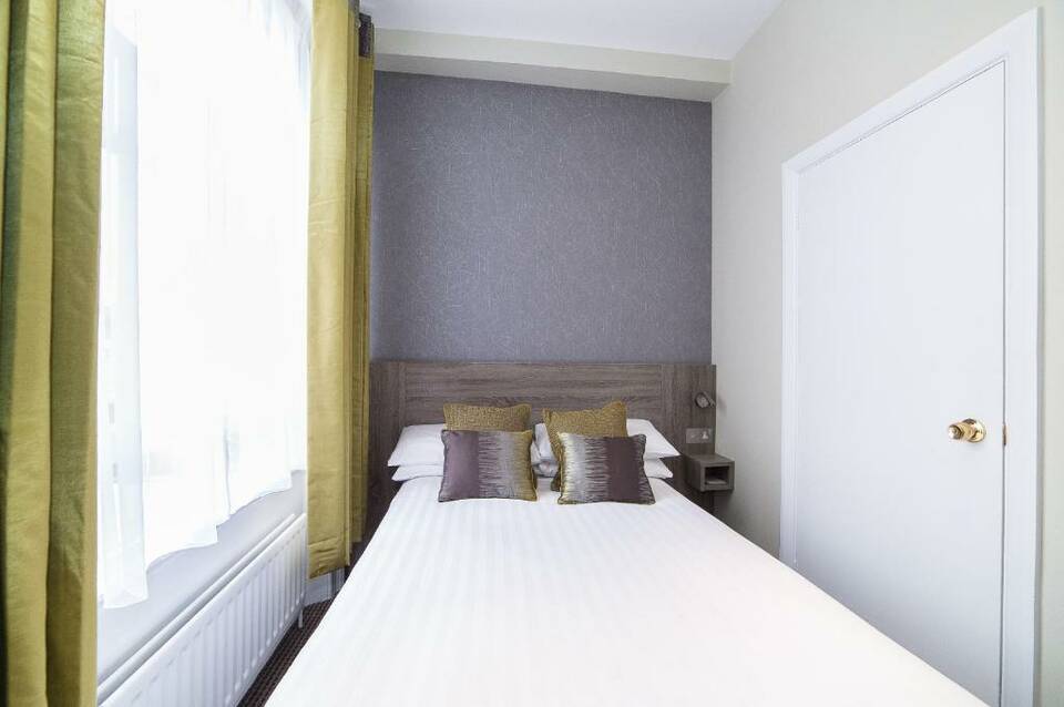 Phoenix Hotel 4