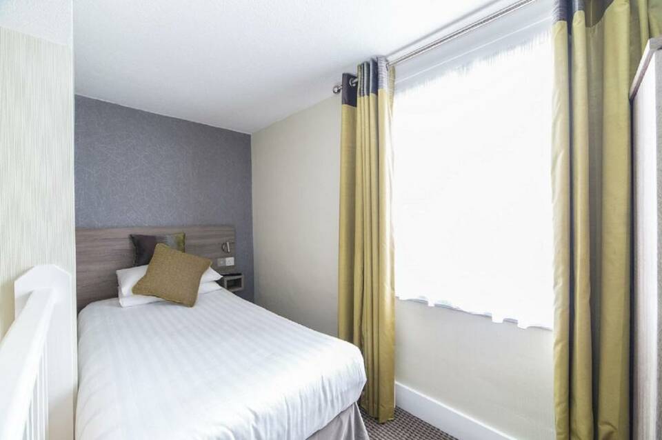 Phoenix Hotel 5