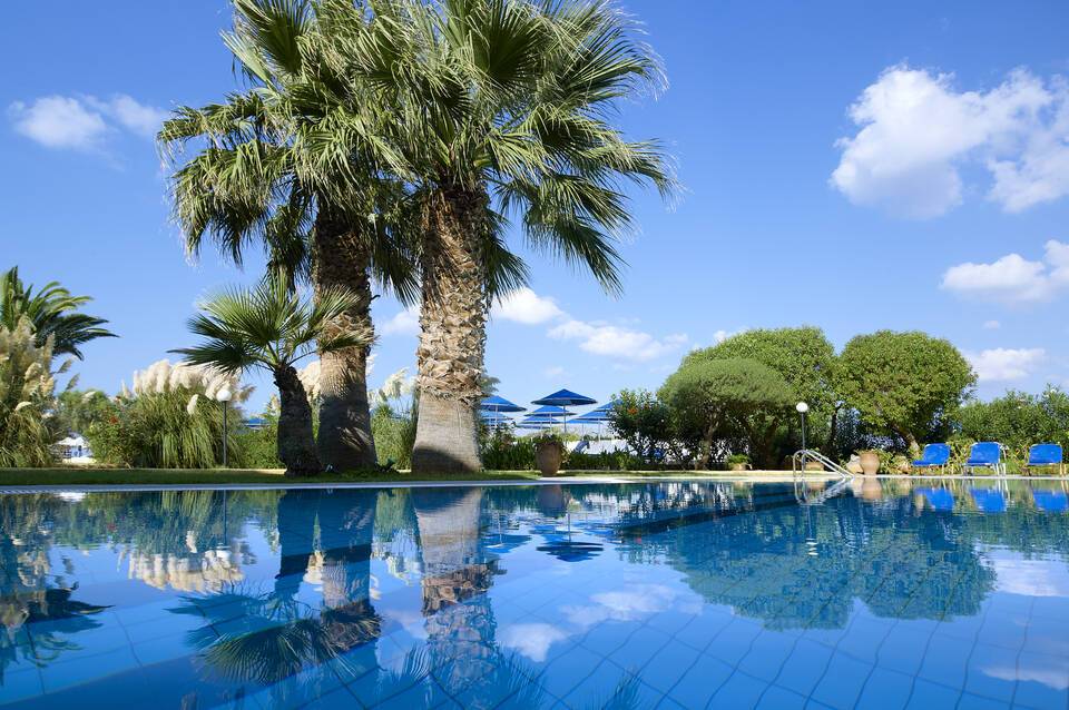 Malia Bay Beach Hotel & Bungalows 1