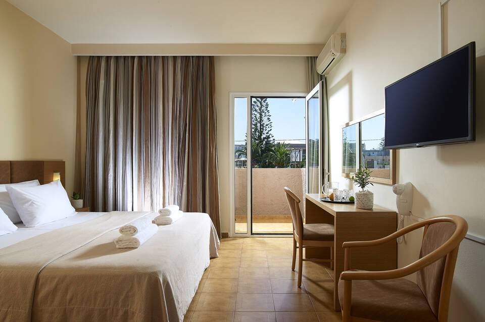 Malia Bay Beach Hotel & Bungalows 4