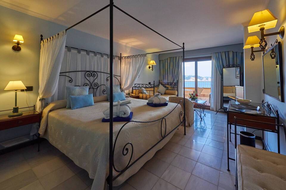 Hotel Petit Cala Fornells 3
