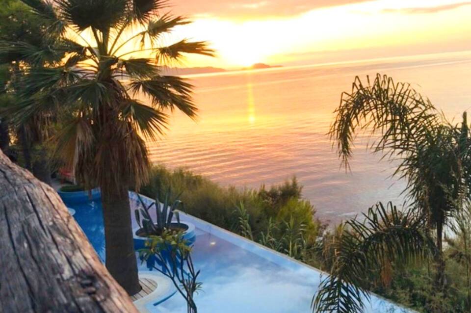 Gloria Maris Hotel Suites & Villas 1