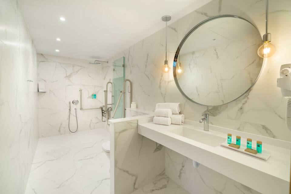 L'Azure Hotel 4