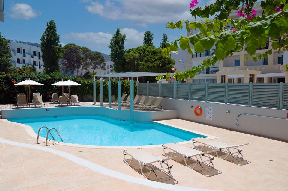 Alia Beach Hotel 5