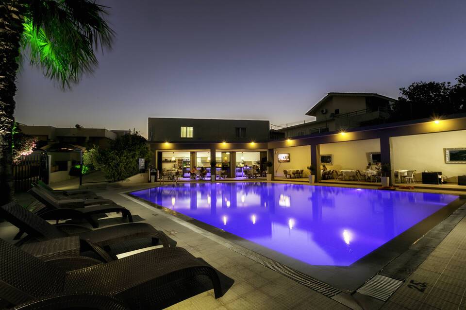Hillside Studios & Apartments 1