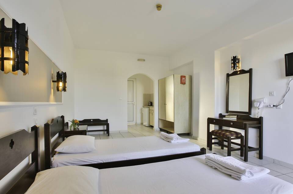 Hillside Studios & Apartments 2