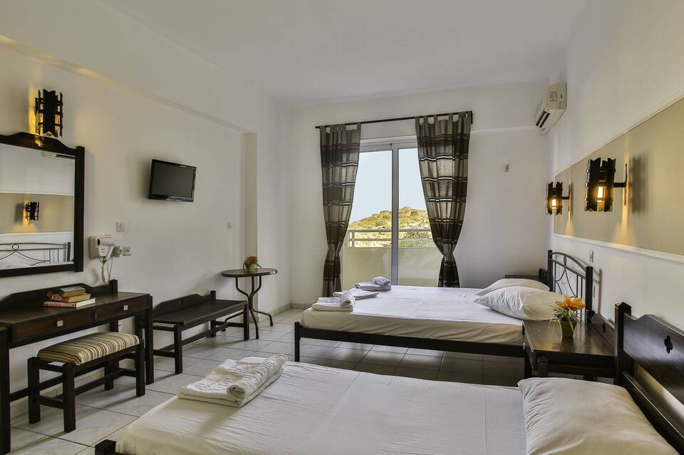 Hillside Studios & Apartments 3