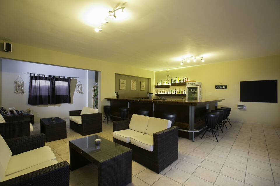 Hillside Studios & Apartments 4