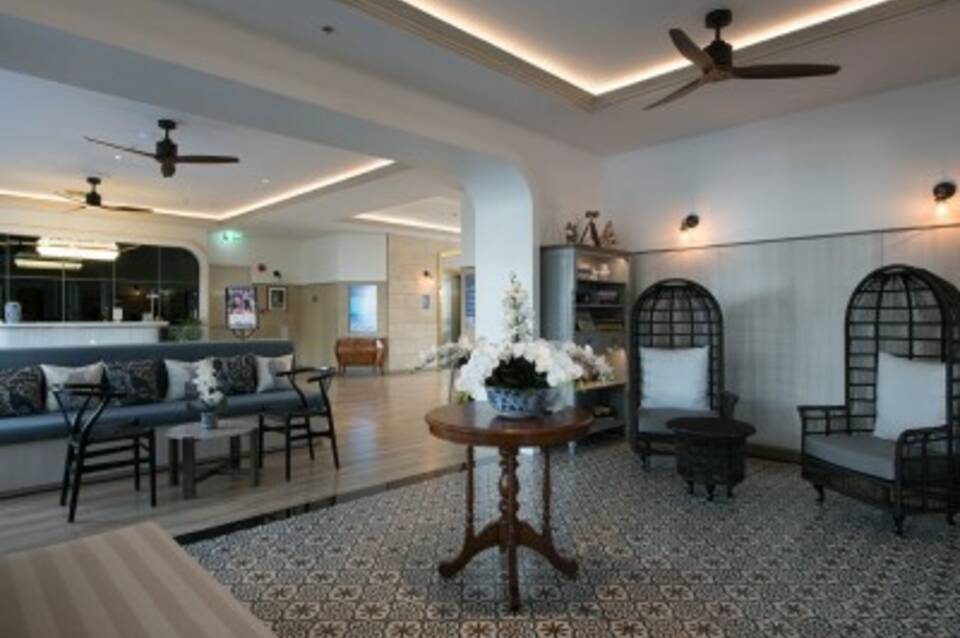 Sawaddi Patong Resort & Spa by Tolani 5