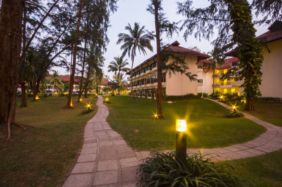 Amora Beach Resort Phuket 4