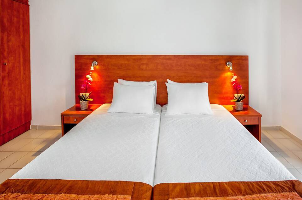 Xenios Dolphin Beach Hotel 2