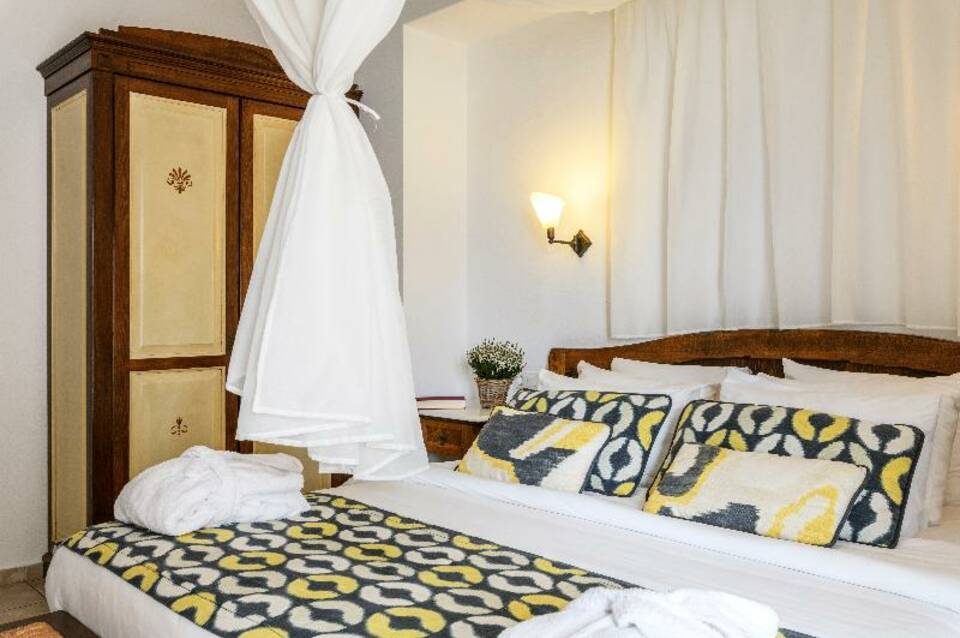 Pelican Bay Hotel 5