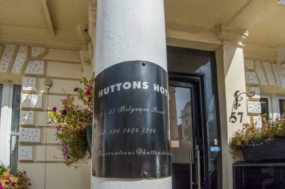 OYO Huttons Hotel 1