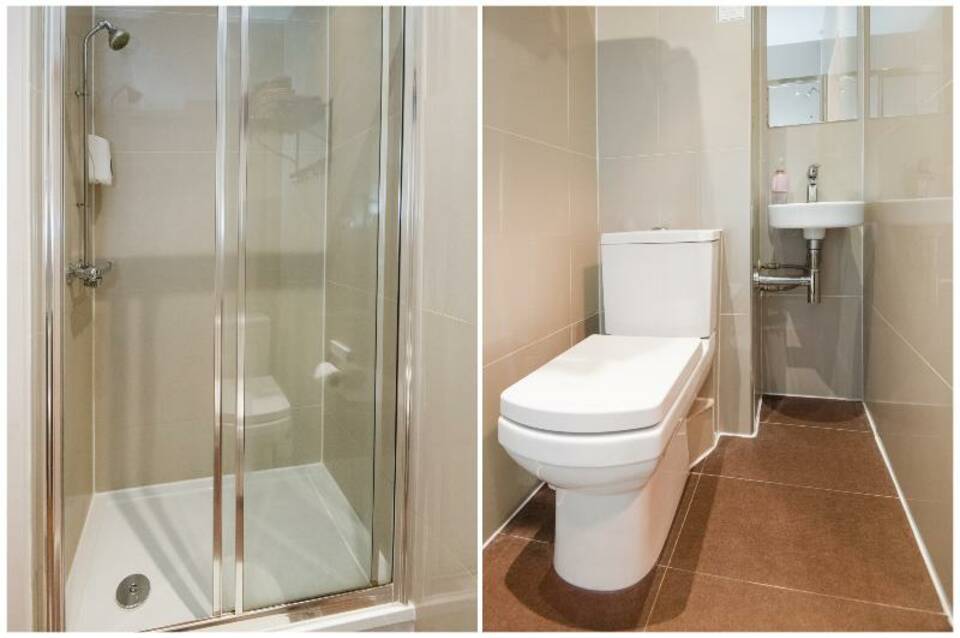 OYO Huttons Hotel 4