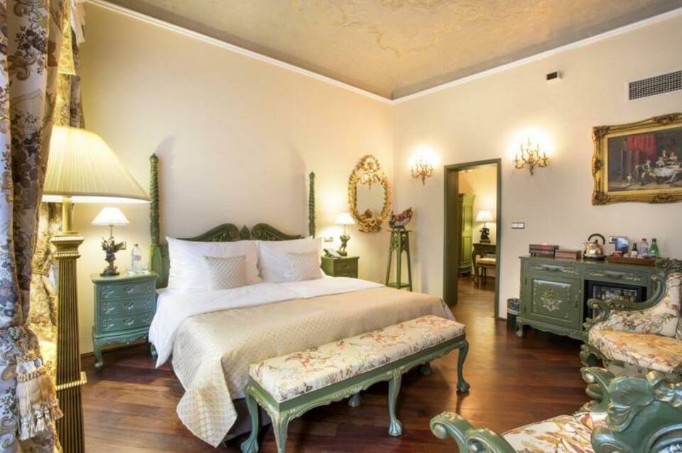 Iron Gate Hotel & Suites 1