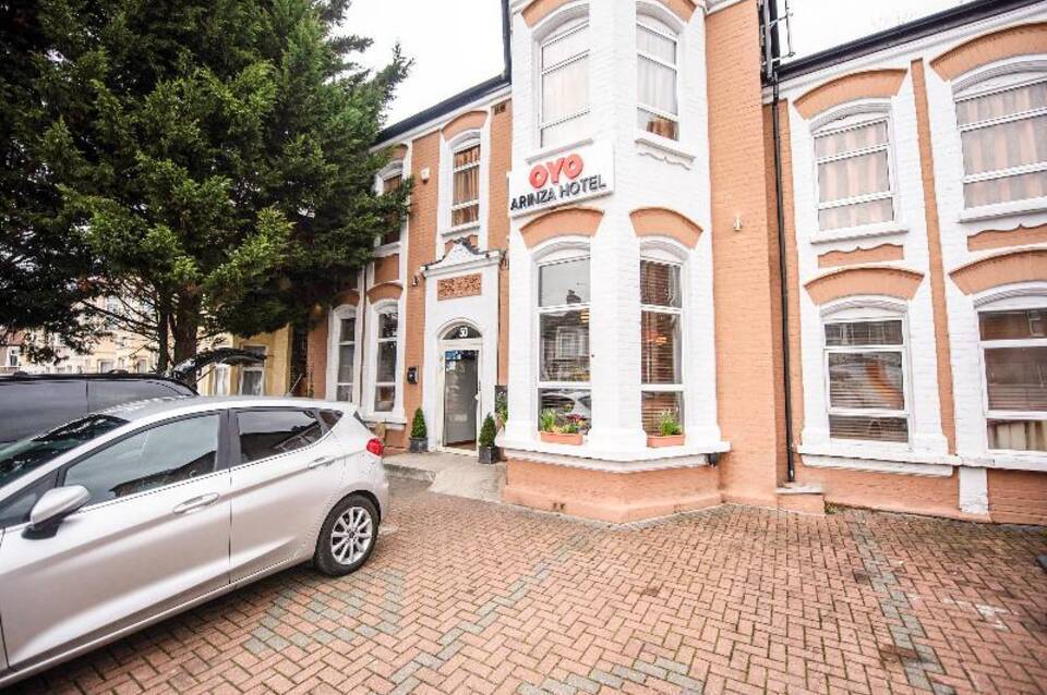 Arinza Hotel, London Ilford 1