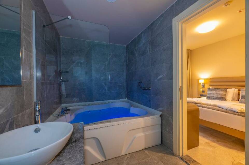 Ramada by Wyndham Istanbul Pera 5