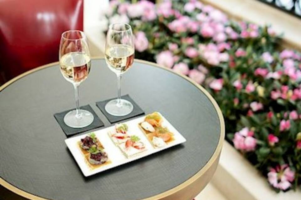 Hotel Montaigne Paris 2