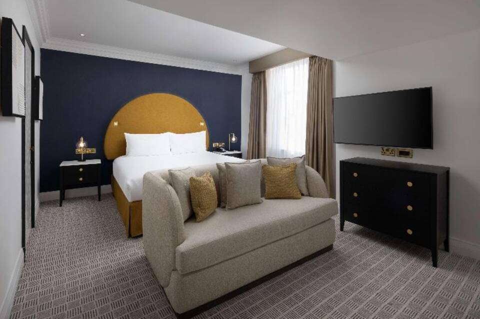 The Waldorf Hilton 5
