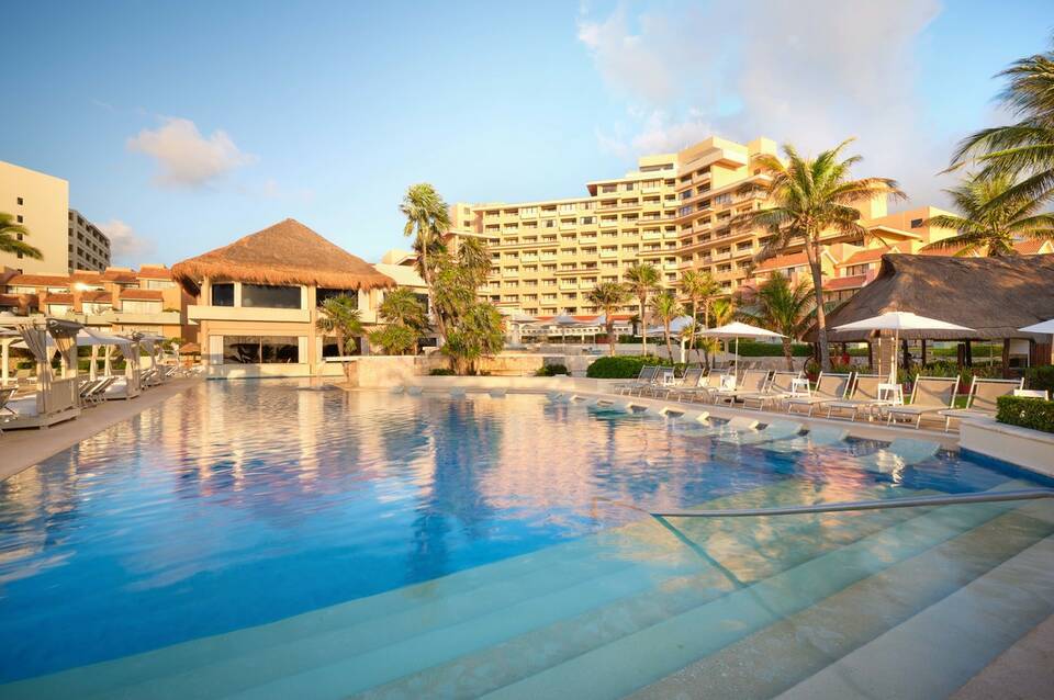 Wyndham Grand Cancun All Inclusive Resort & Villas 1