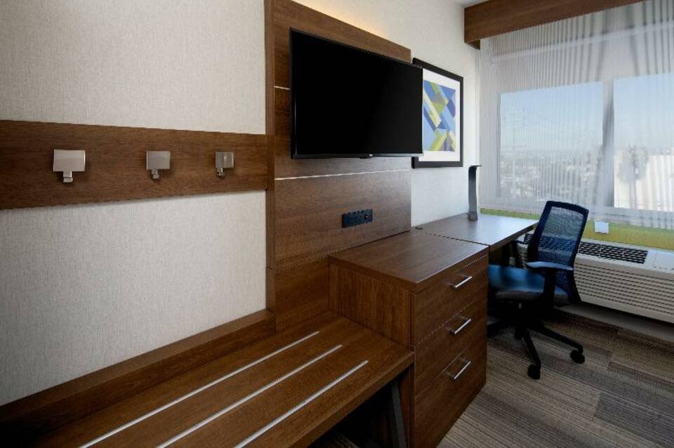 Holiday Inn Express Los Angeles LAX Airport 2