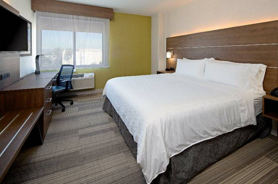 Holiday Inn Express Los Angeles LAX Airport 4
