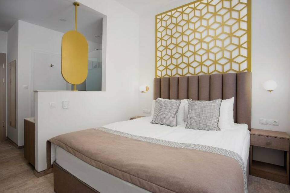Mera Hotel 1