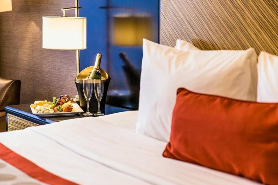 Holiday Inn Newark International Airport 3