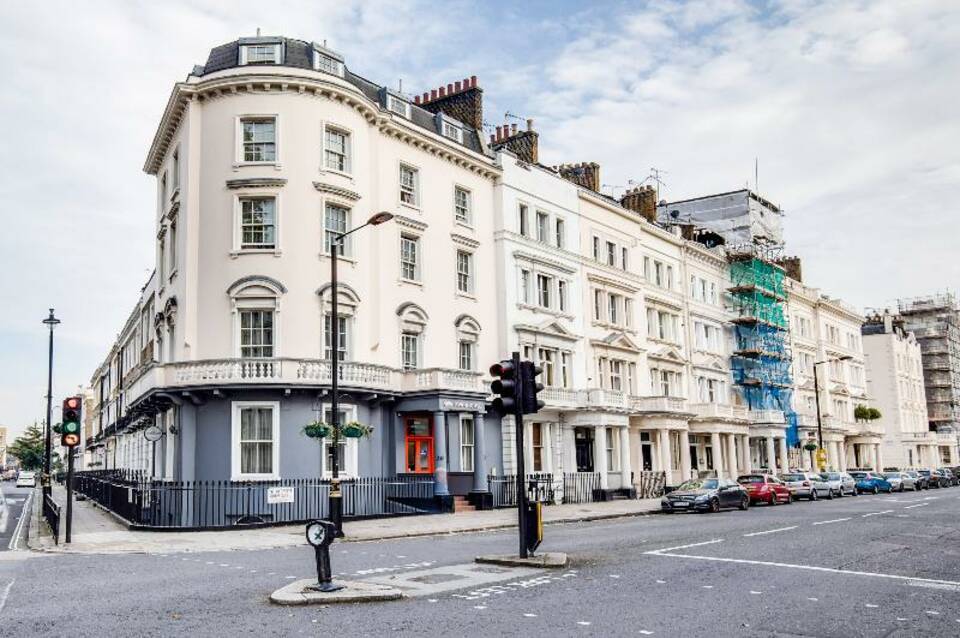 OYO Townhouse New England Victoria 4