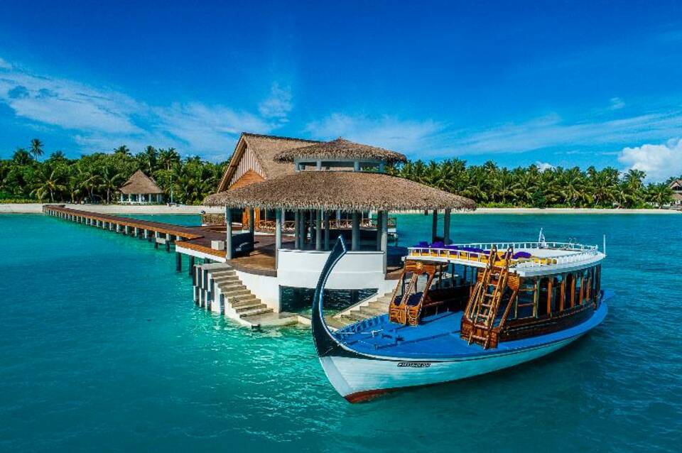 Mercure Maldives Kooddoo Resort 4
