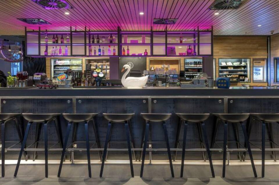 Moxy Edinburgh Airport 3