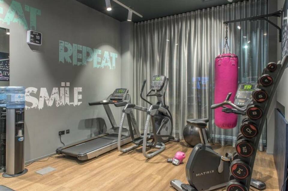 Moxy Edinburgh Airport 4